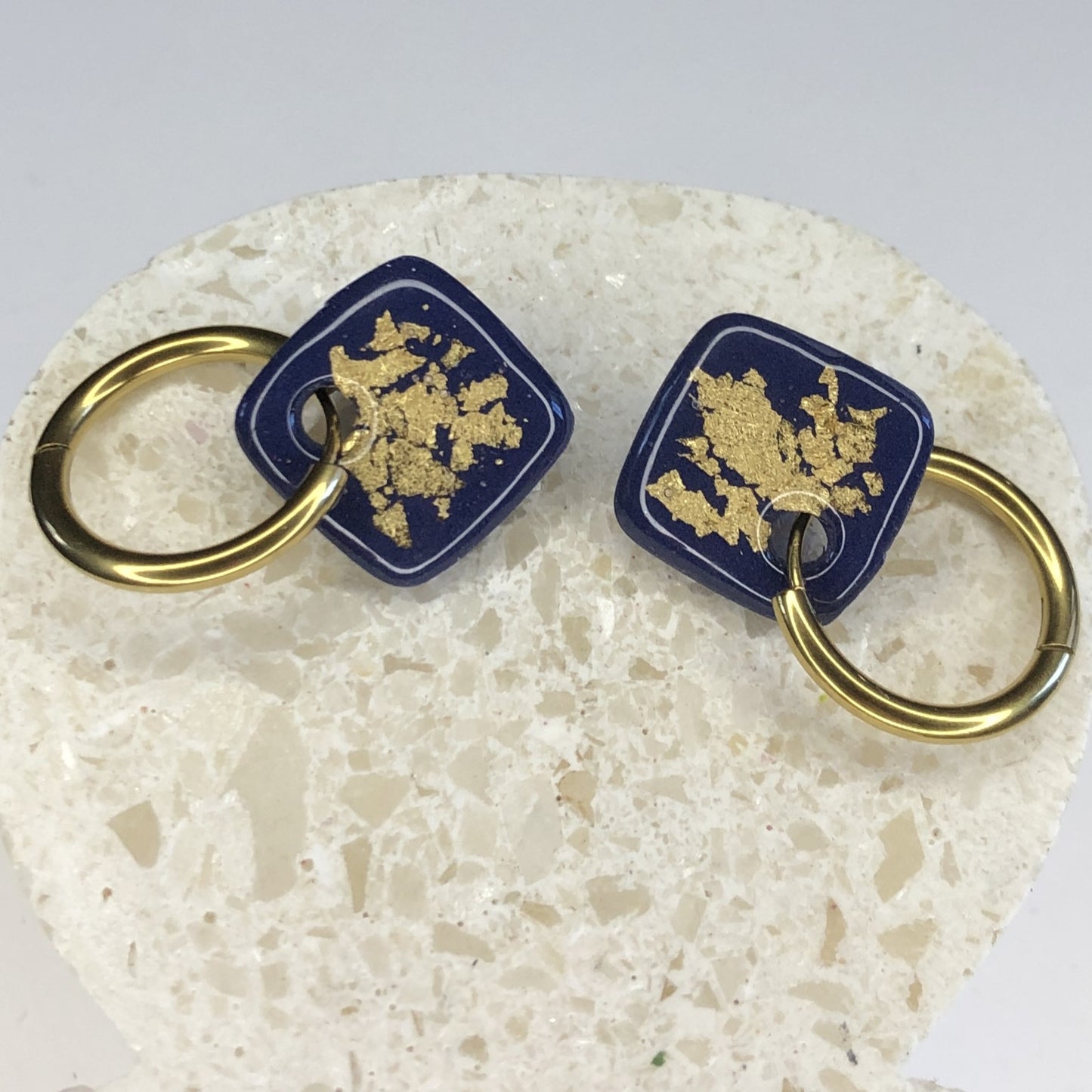 Boucles d'Oreilles Créoles Pampilles Carrées - Bleu Marine et Or