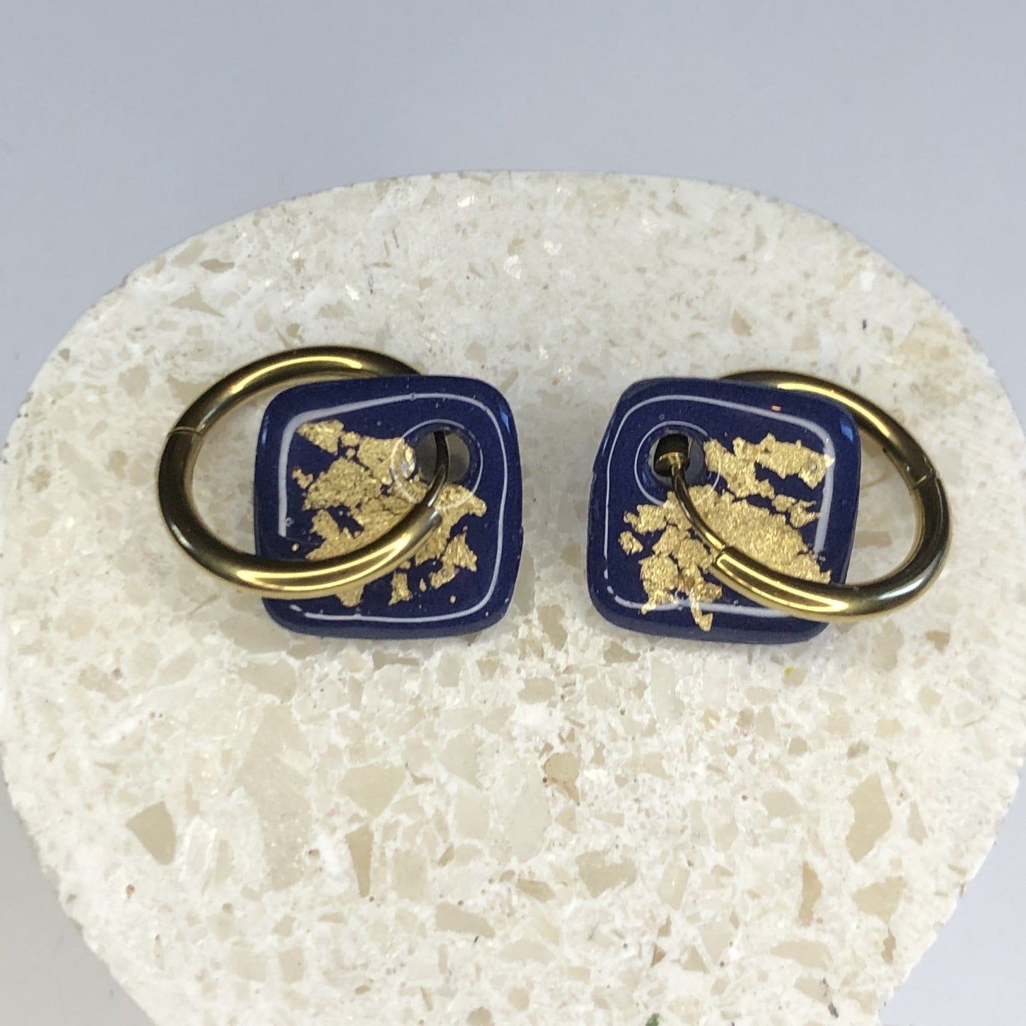 Boucles d'Oreilles Créoles Pampilles Carrées - Bleu Marine et Or