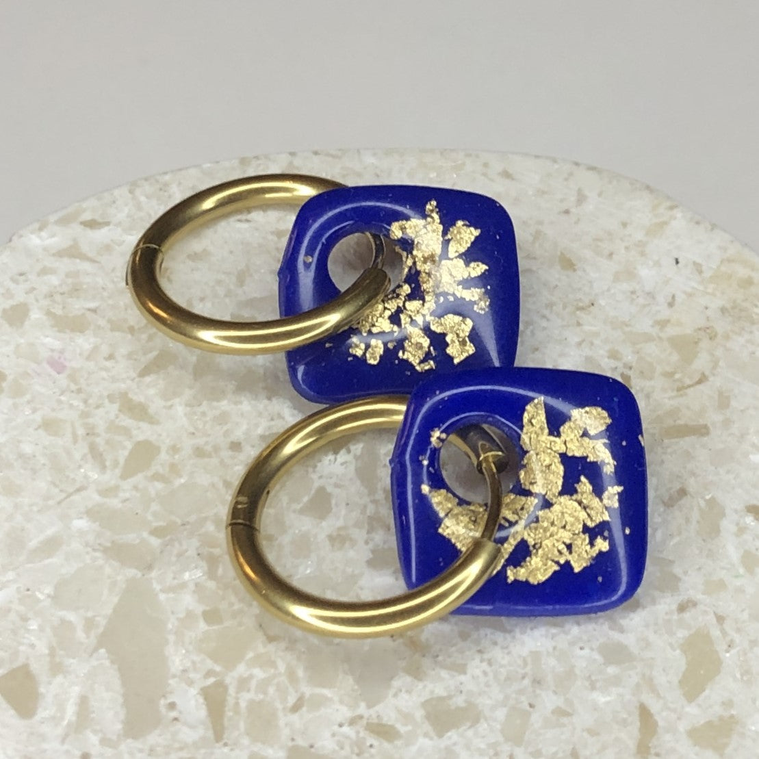 Boucles d'Oreilles Créoles Pampilles Carrées - Bleu Pacifique et Or