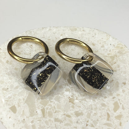 Boucles d'Oreilles Créoles Pampilles Carrées - Beige, Noir et Or