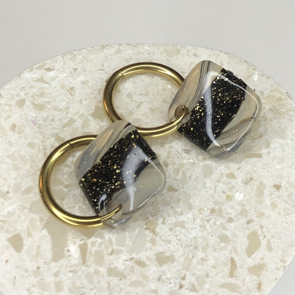 Boucles d'Oreilles Créoles Pampilles Carrées - Beige, Noir et Or
