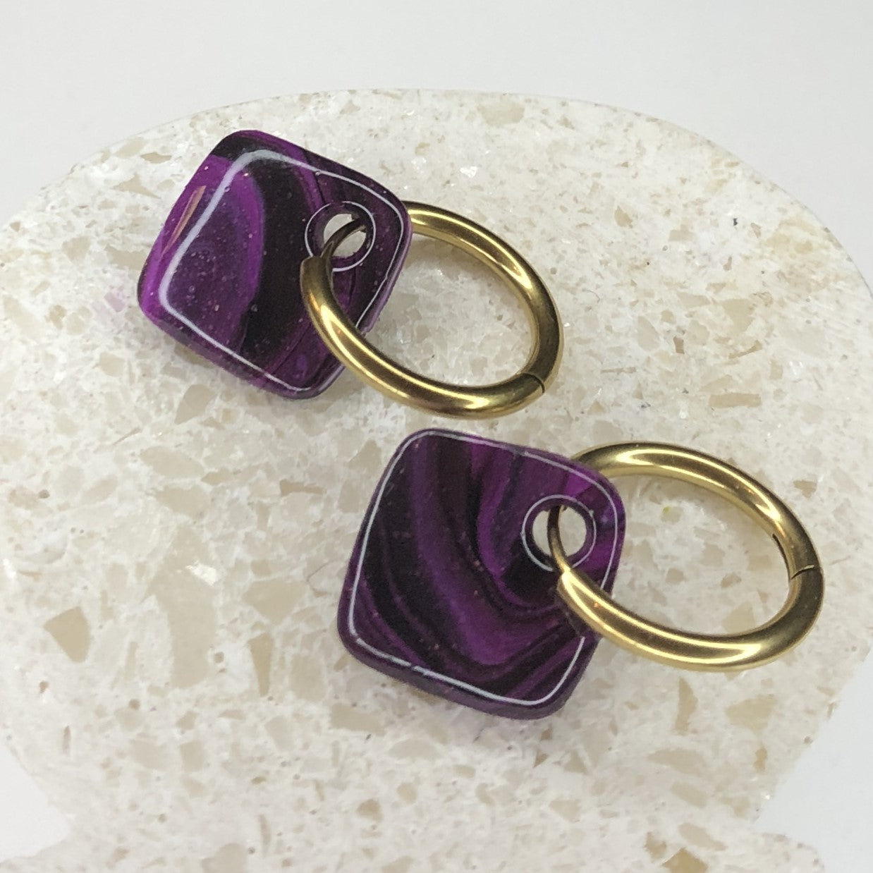 Boucles d'Oreilles Créoles Pampilles Carrées - Noir et Violet