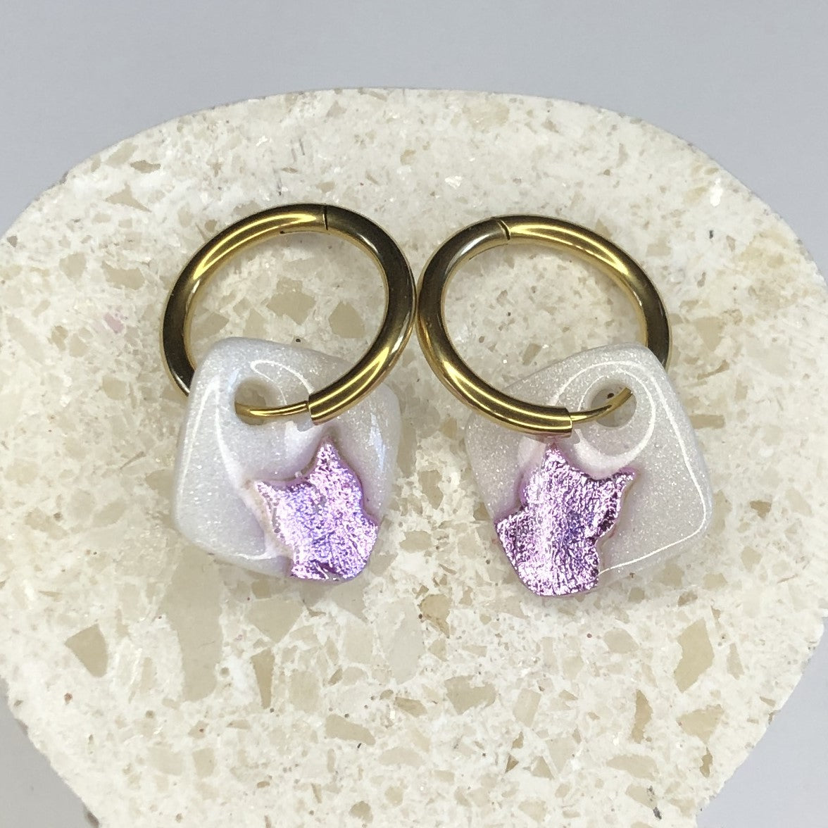 Boucles d'Oreilles Créoles Pampilles Carrées - Blanc Nacré et Violet Métallique