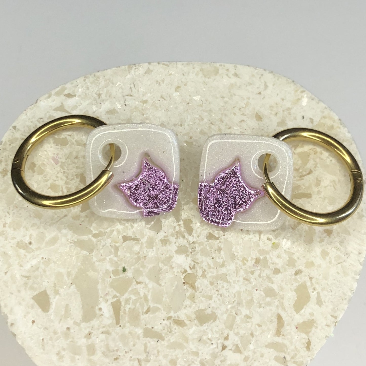 Boucles d'Oreilles Créoles Pampilles Carrées - Blanc Nacré et Violet Métallique