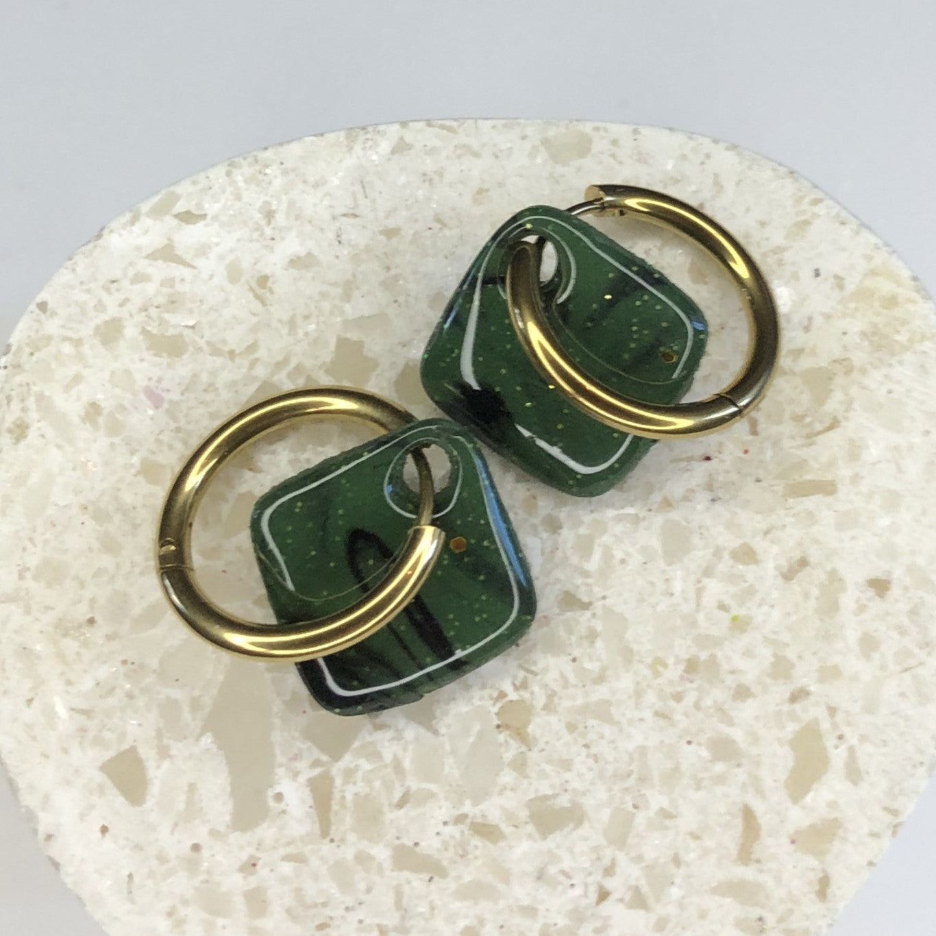 Boucles d'Oreilles Créoles Pampilles Carrées - Vert Impérial et Noir