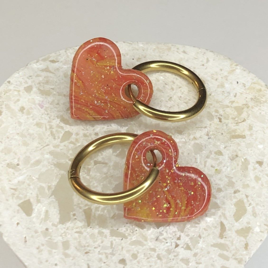 Boucles d'Oreilles Créoles Pampilles Cœurs - Orange Sanguine et Or