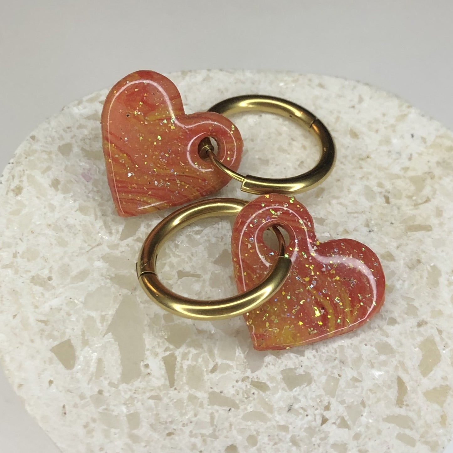 Boucles d'Oreilles Créoles Pampilles Cœurs - Orange Sanguine et Or
