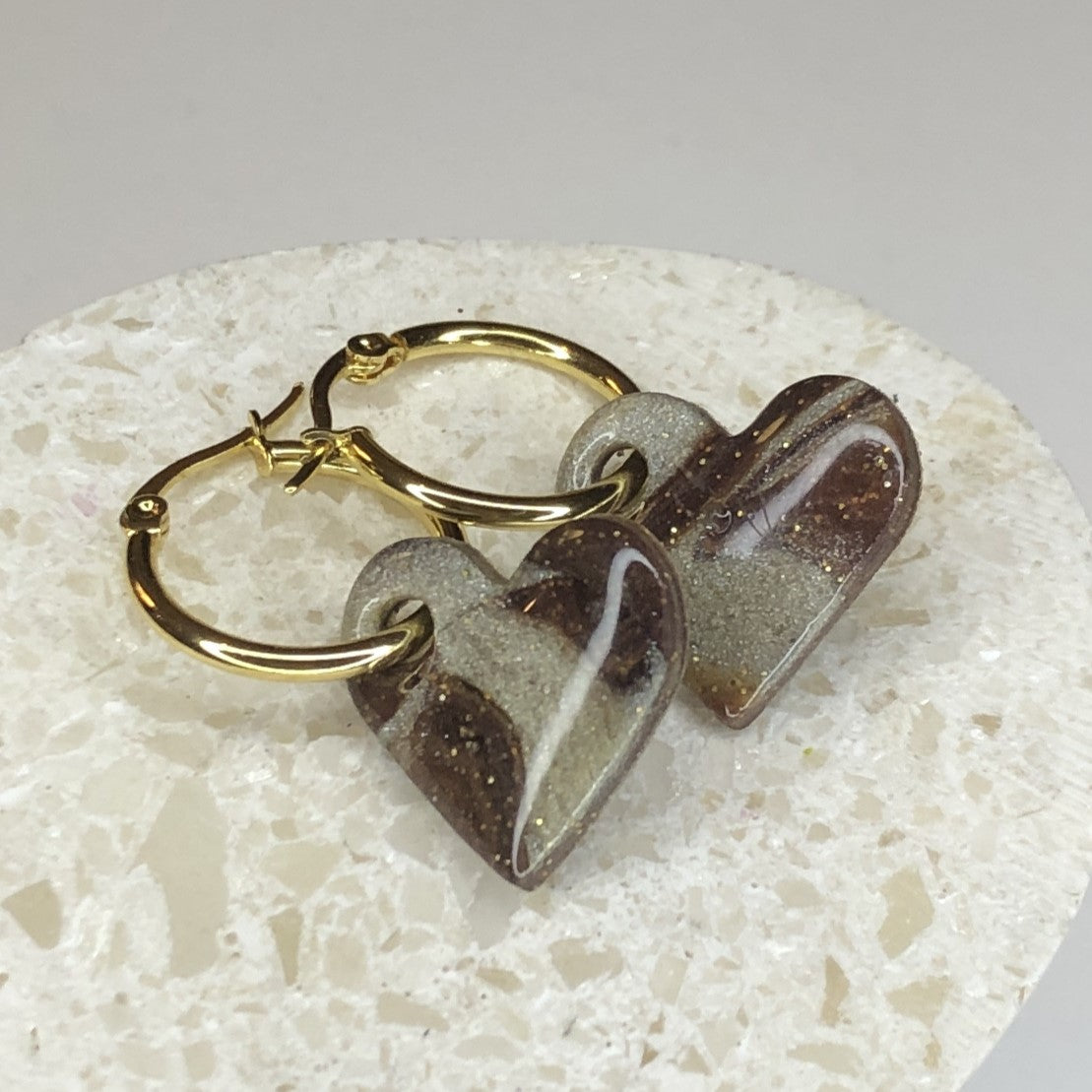 Boucles d'Oreilles Créoles Pampilles Cœurs - Brun et Blanc Nacré
