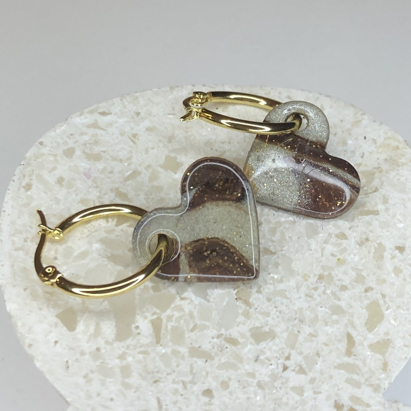 Boucles d'Oreilles Créoles Pampilles Cœurs - Brun et Blanc Nacré