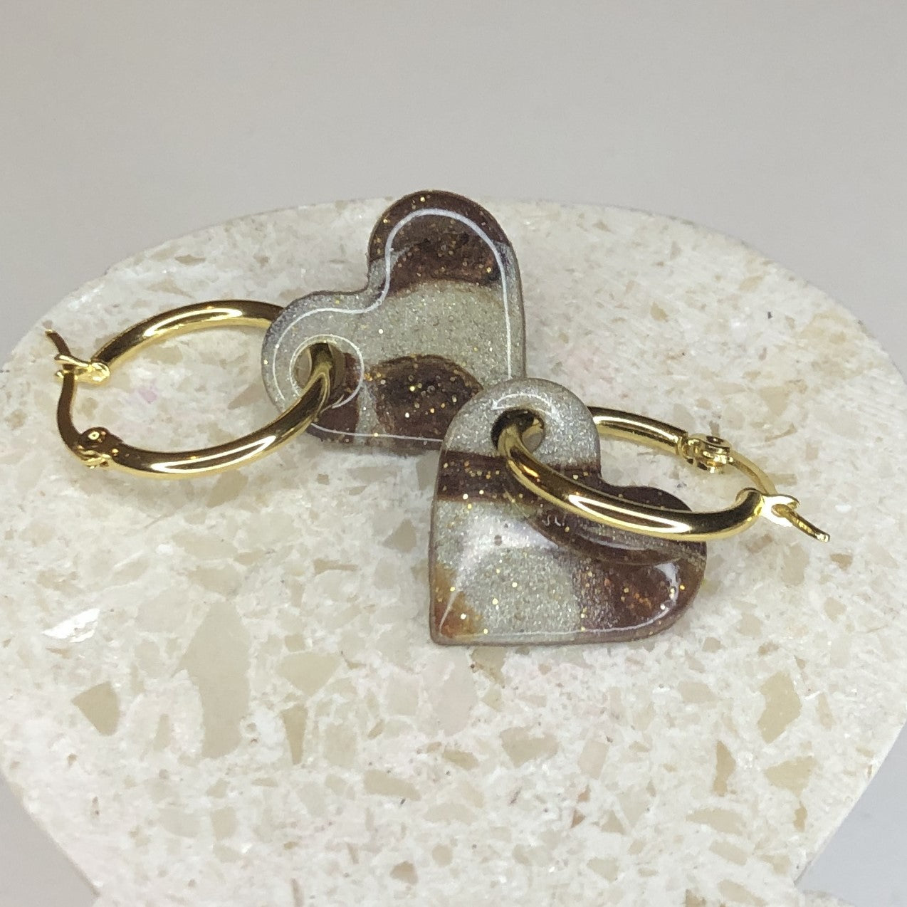 Boucles d'Oreilles Créoles Pampilles Cœurs - Brun et Blanc Nacré