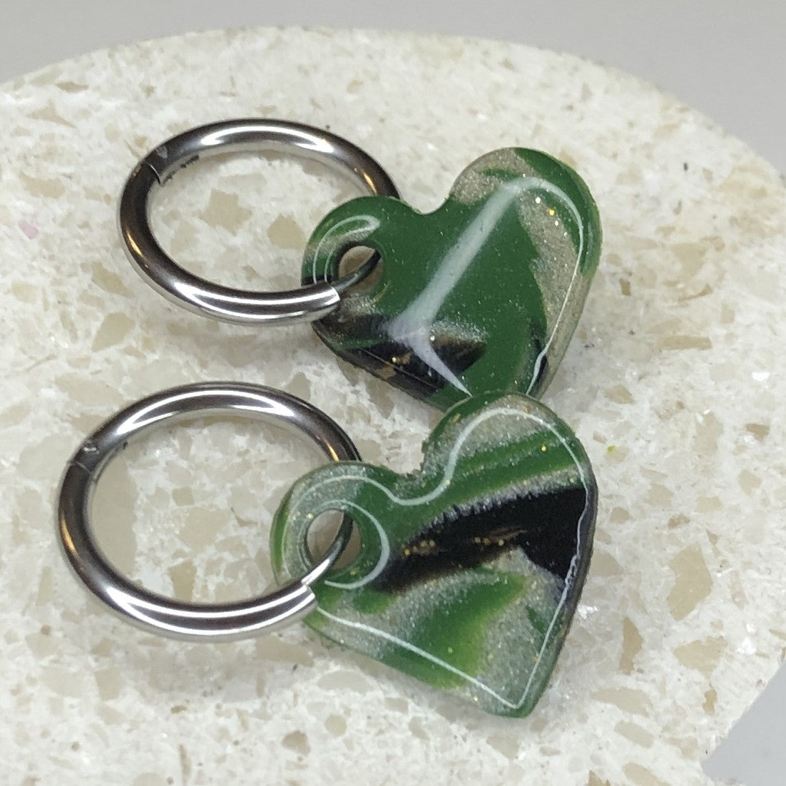 Boucles d'Oreilles Créoles Pampilles Cœurs - Vert, Noir et Blanc Nacré