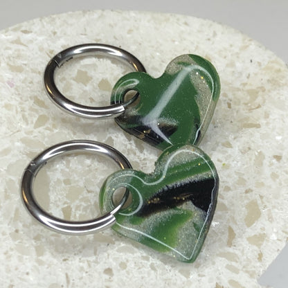 Boucles d'Oreilles Créoles Pampilles Cœurs - Vert, Noir et Blanc Nacré