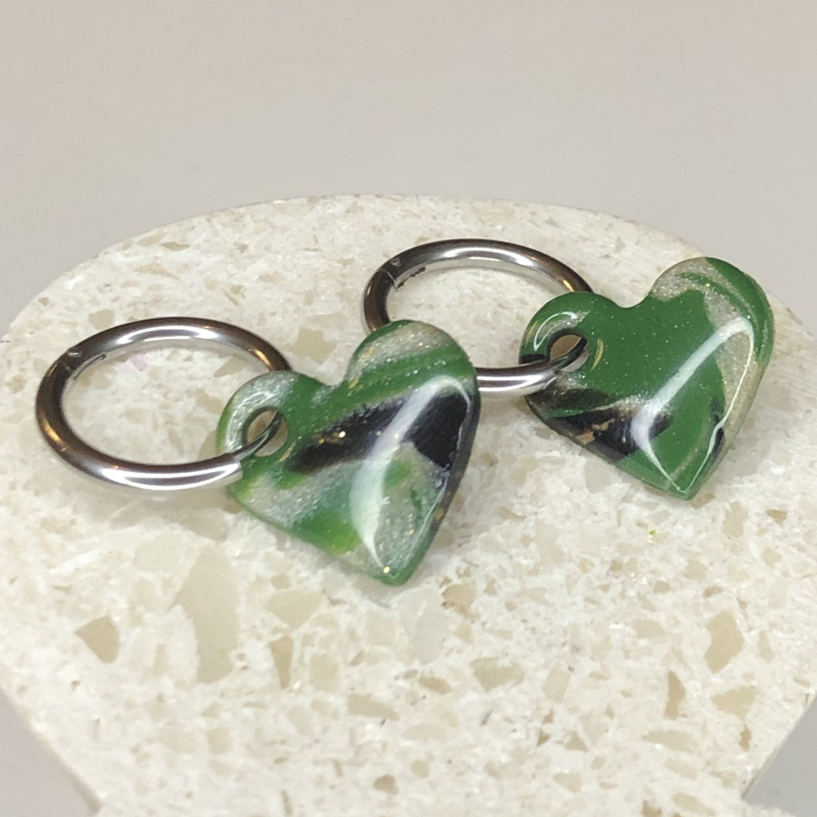 Boucles d'Oreilles Créoles Pampilles Cœurs - Vert, Noir et Blanc Nacré