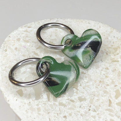 Boucles d'Oreilles Créoles Pampilles Cœurs - Vert, Noir et Blanc Nacré