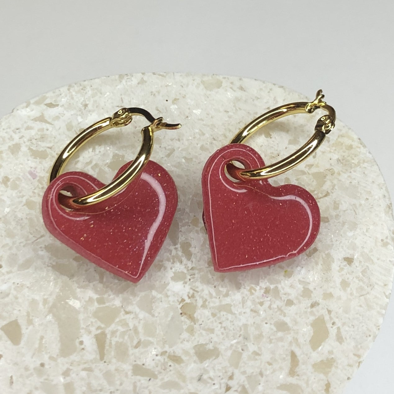 Boucles d'Oreilles Créoles Pampilles Cœurs - Rouge Éclats d'Or