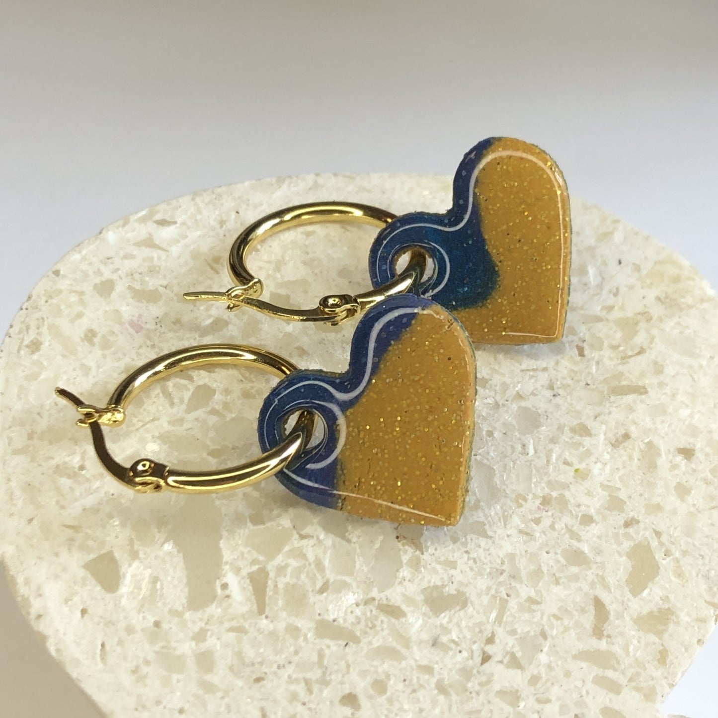 Boucles d'Oreilles Créoles Pampilles Cœurs - Bleu Marine et Jaune Or