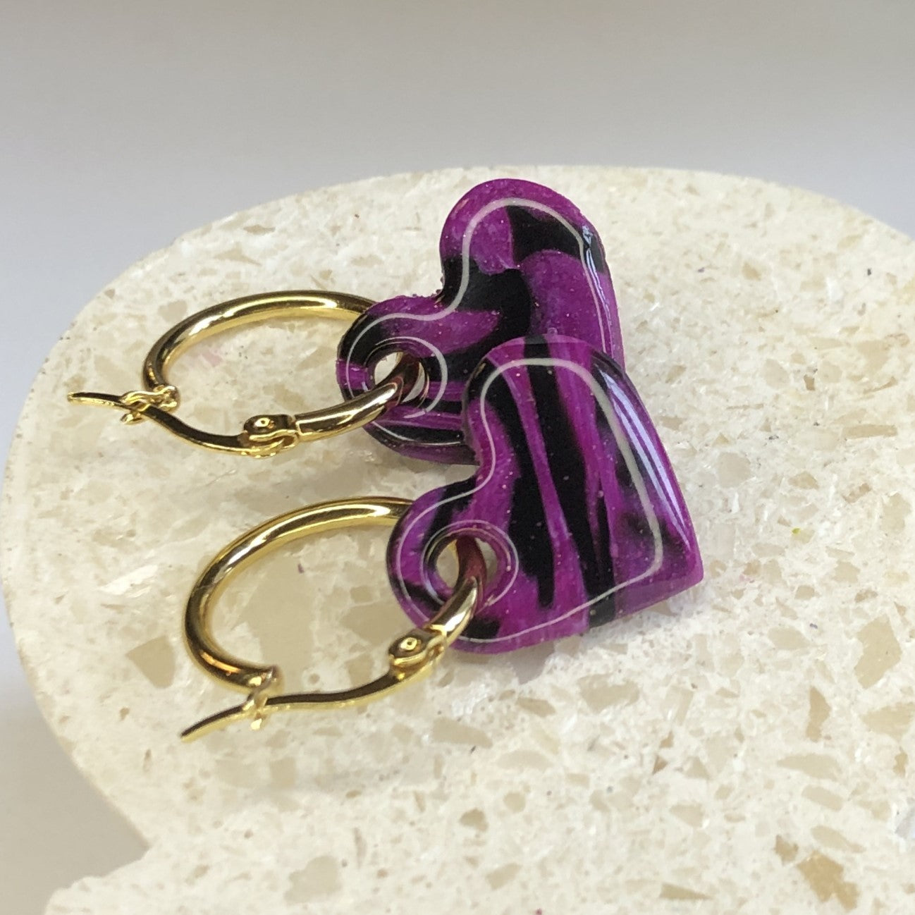 Boucles d'Oreilles Créoles Pampilles Cœurs - Rayé Violet et Noir