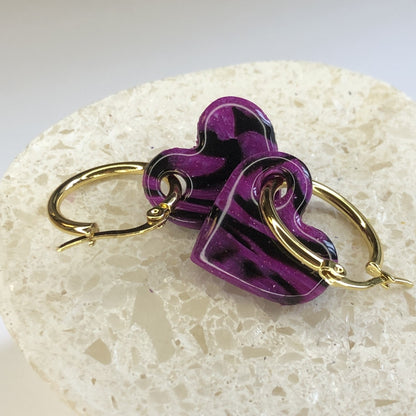 Boucles d'Oreilles Créoles Pampilles Cœurs - Rayé Violet et Noir