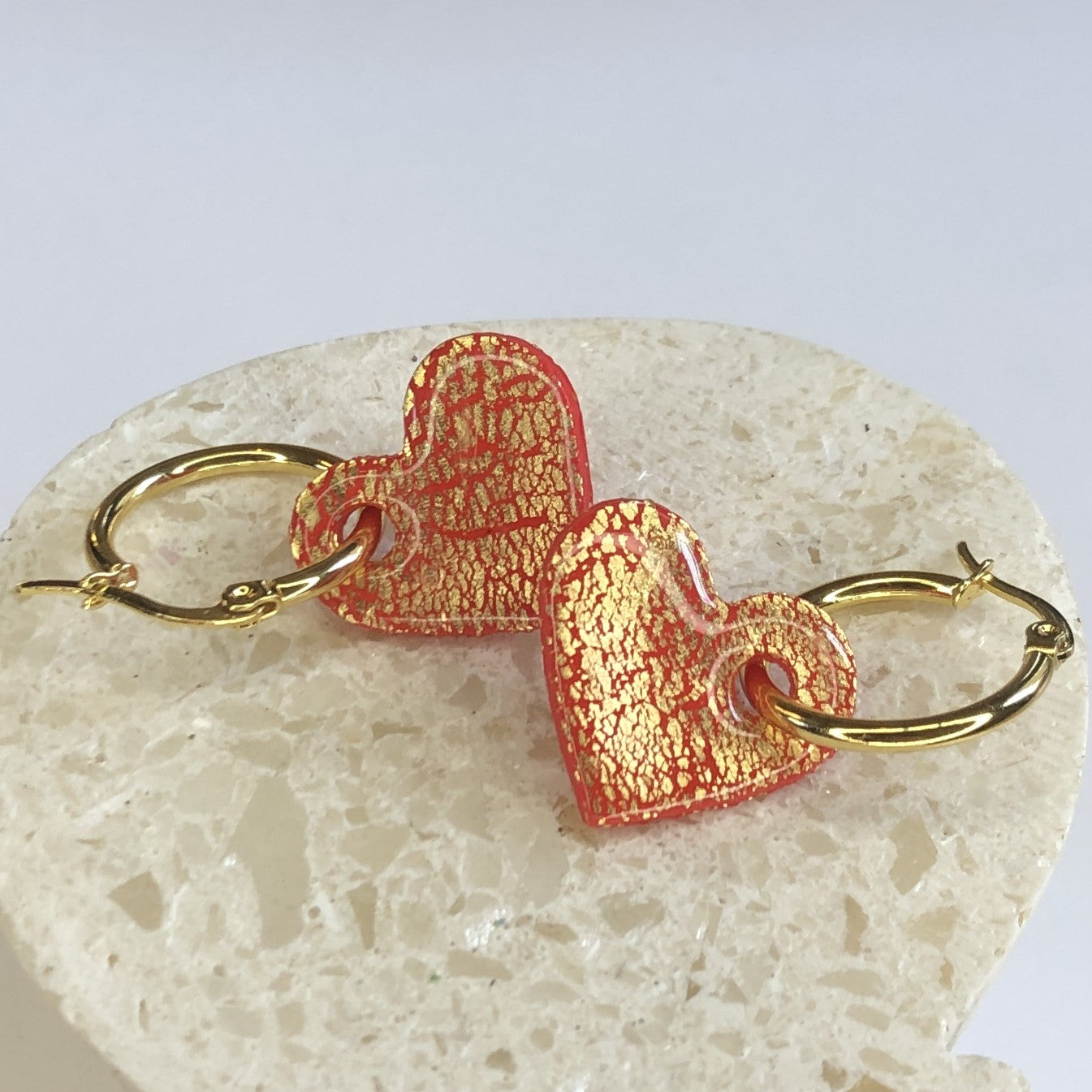 Boucles d'Oreilles Créoles Pampilles Cœurs - Rouge Anglais et Or