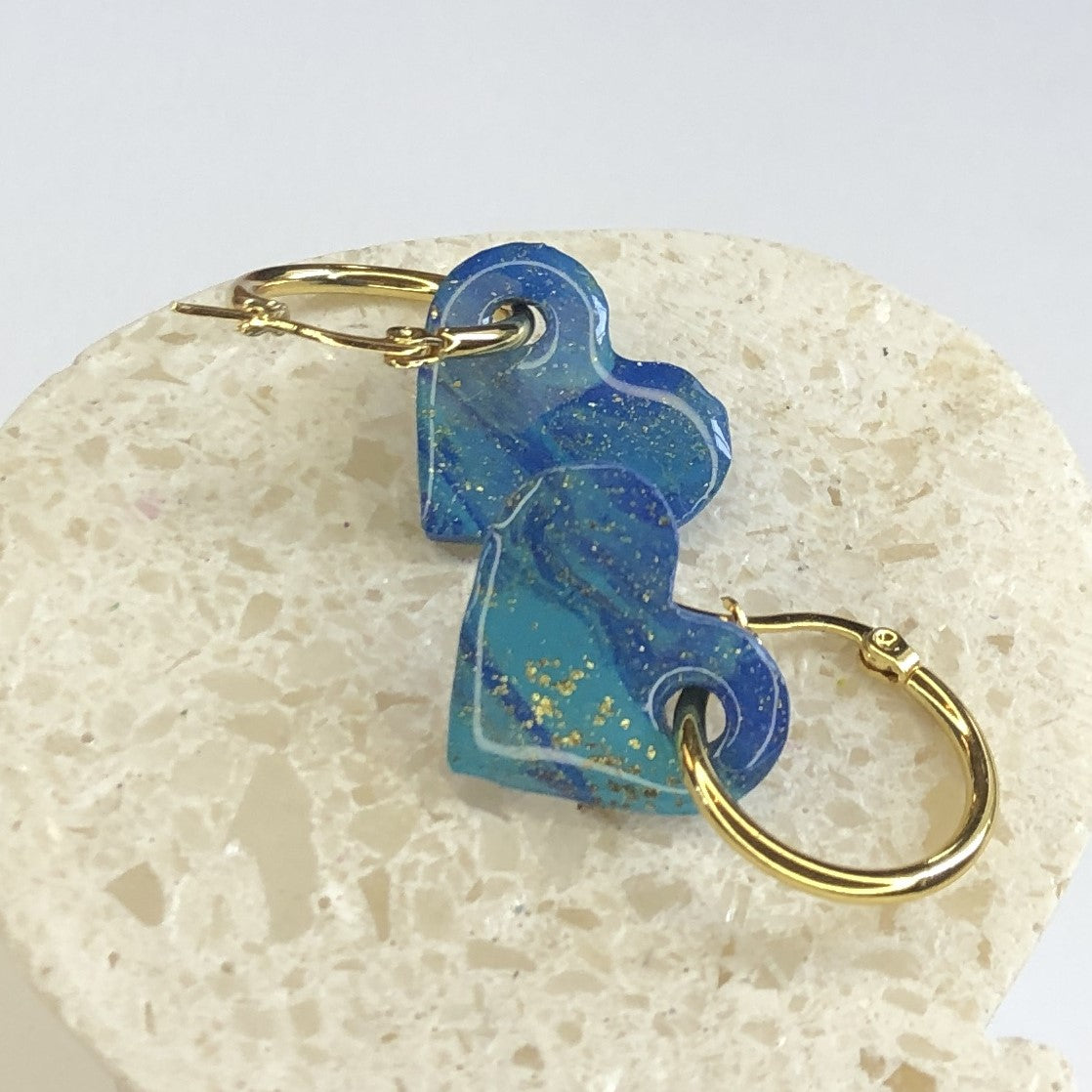 Boucles d'Oreilles Créoles Pampilles Cœurs - Bleu Océan et Strates Or