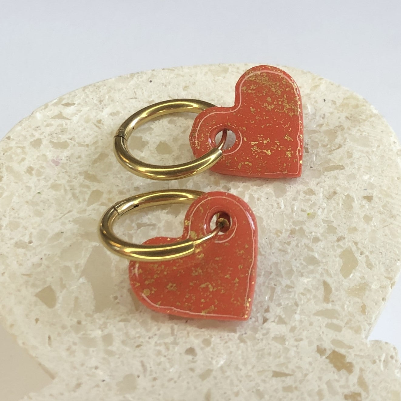 Boucles d'Oreilles Créoles Pampilles Cœurs - Rouge Indien et Or