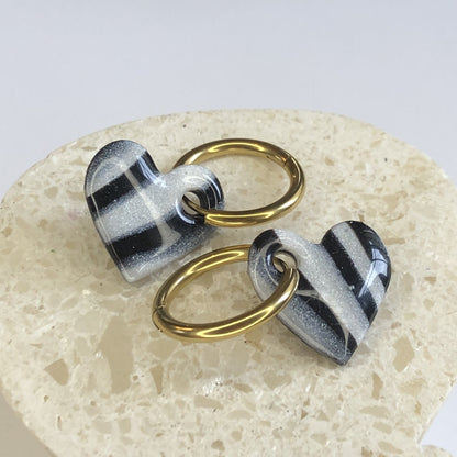 Boucles d'Oreilles Créoles Pampilles Cœurs - Zébré, Noir et Blanc Nacré