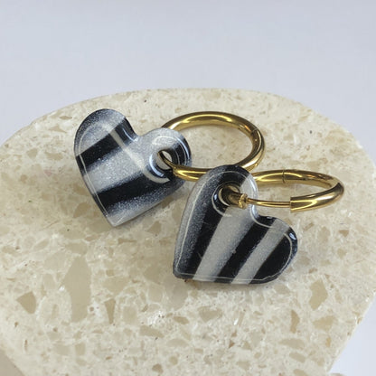 Boucles d'Oreilles Créoles Pampilles Cœurs - Zébré, Noir et Blanc Nacré