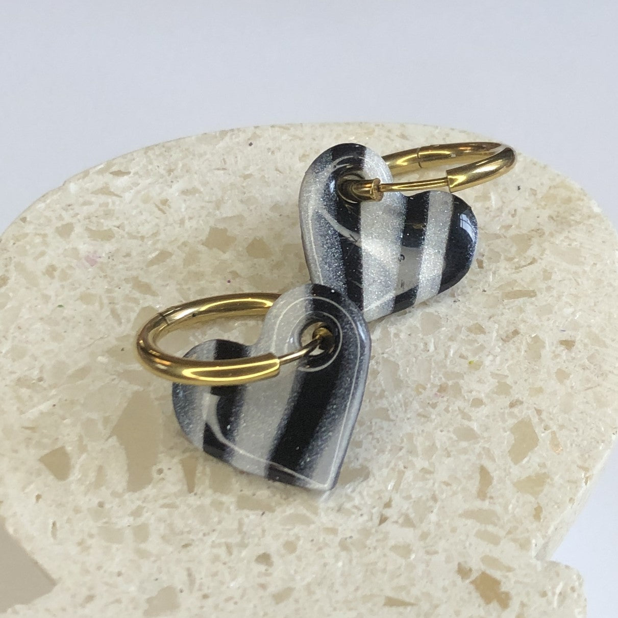 Boucles d'Oreilles Créoles Pampilles Cœurs - Zébré, Noir et Blanc Nacré