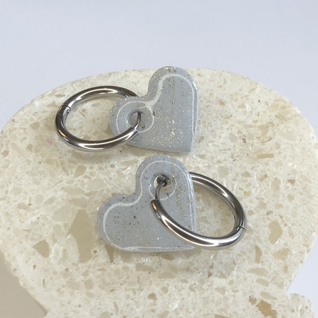 Boucles d'Oreilles Créoles Pampilles Cœurs - Bleu Nacré et Argent