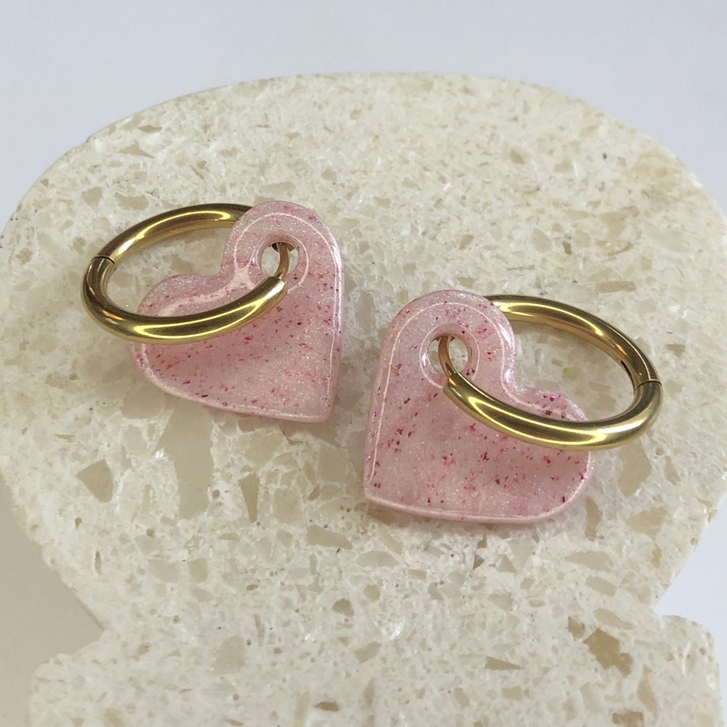 Boucles d'Oreilles Créoles Pampilles Cœurs - Rose Nacré et Fuchsia Métallisé