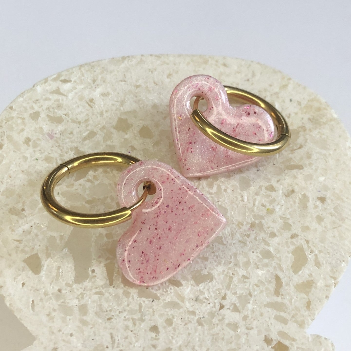 Boucles d'Oreilles Créoles Pampilles Cœurs - Rose Nacré et Fuchsia Métallisé