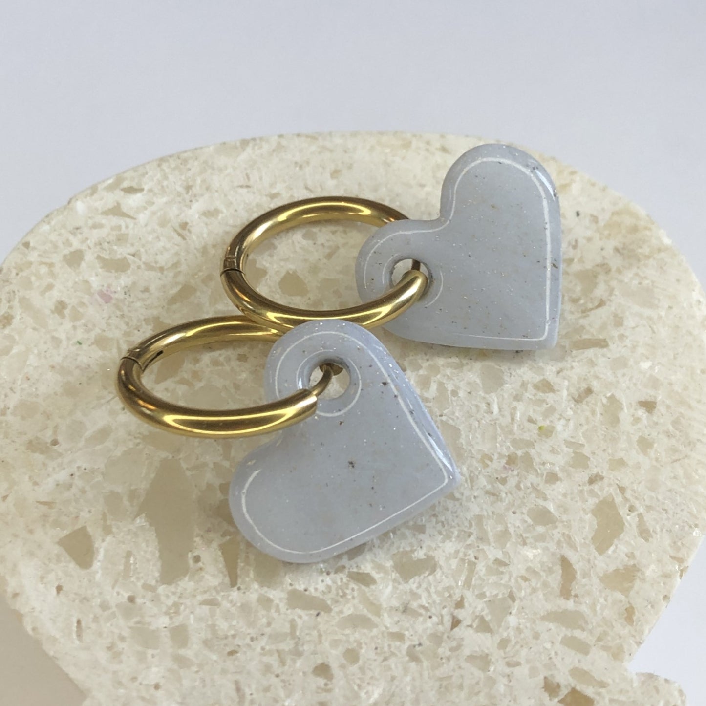 Boucles d'Oreilles Créoles Pampilles Cœurs - Bleu Sérénité et Strates Or