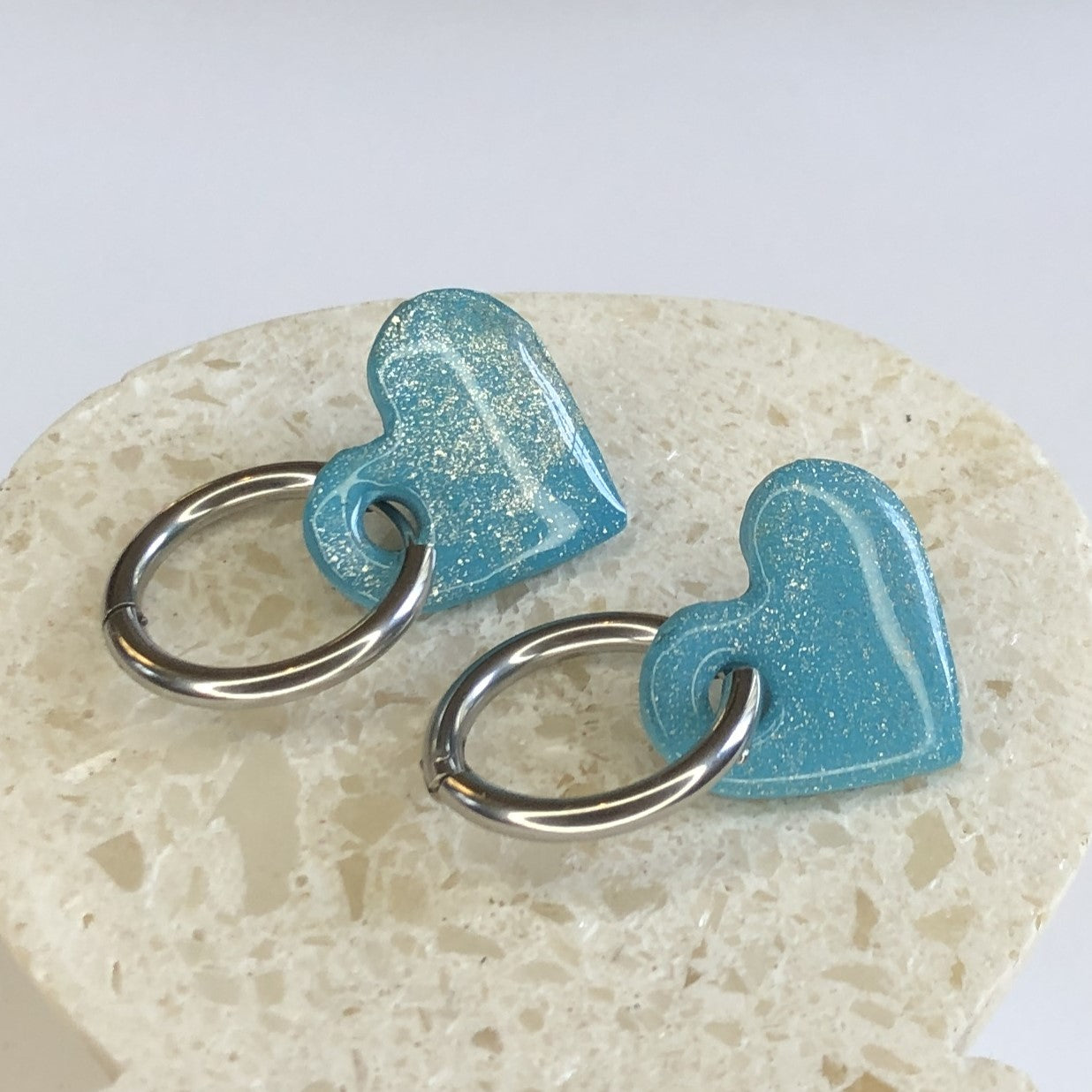 Boucles d'Oreilles Créoles Pampilles Cœurs - Bleu Turquoise et Argent