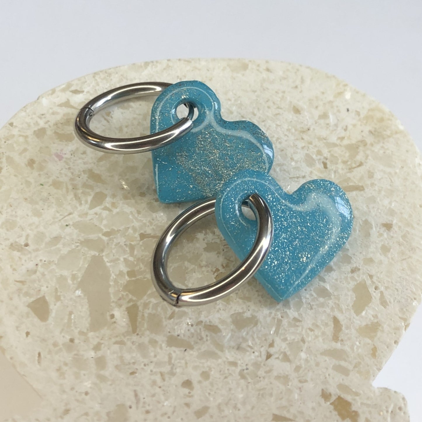 Boucles d'Oreilles Créoles Pampilles Cœurs - Bleu Turquoise et Argent