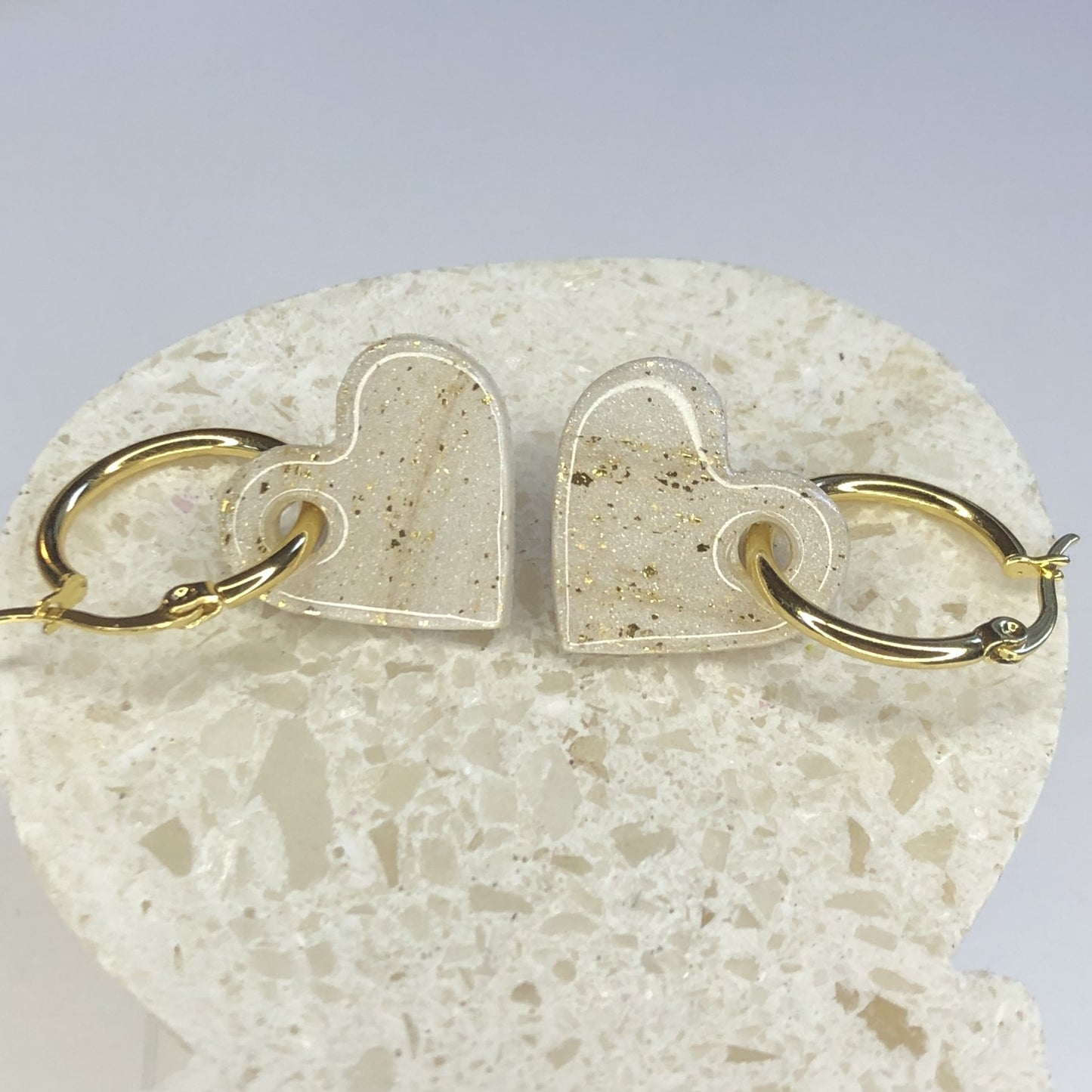 Boucles d'Oreilles Créoles Pampilles Cœurs - Blanc Nacré et Strates Or