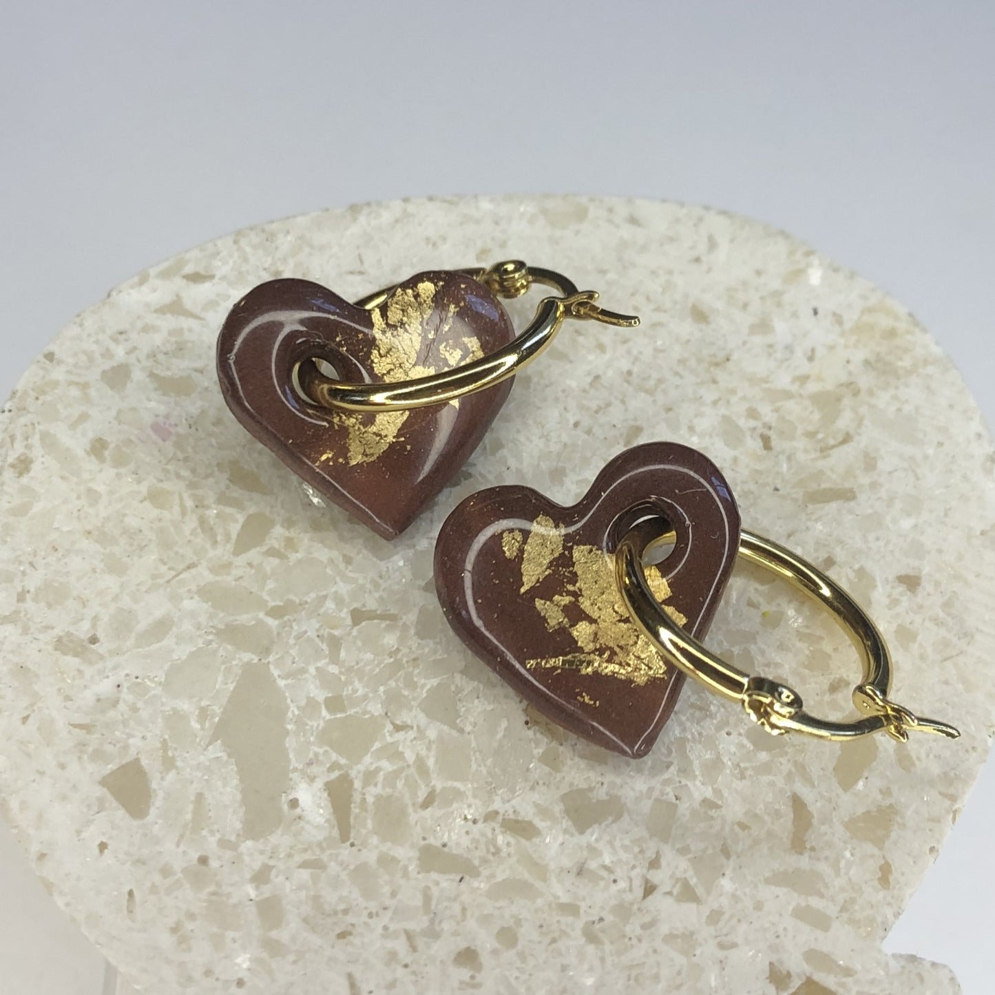 Boucles d'Oreilles Créoles Pampilles Cœurs - Marron Chocolat et Or