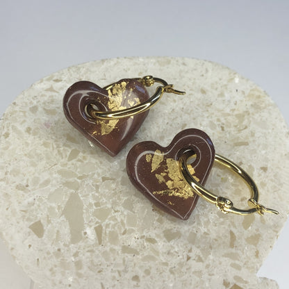 Boucles d'Oreilles Créoles Pampilles Cœurs - Marron Chocolat et Or