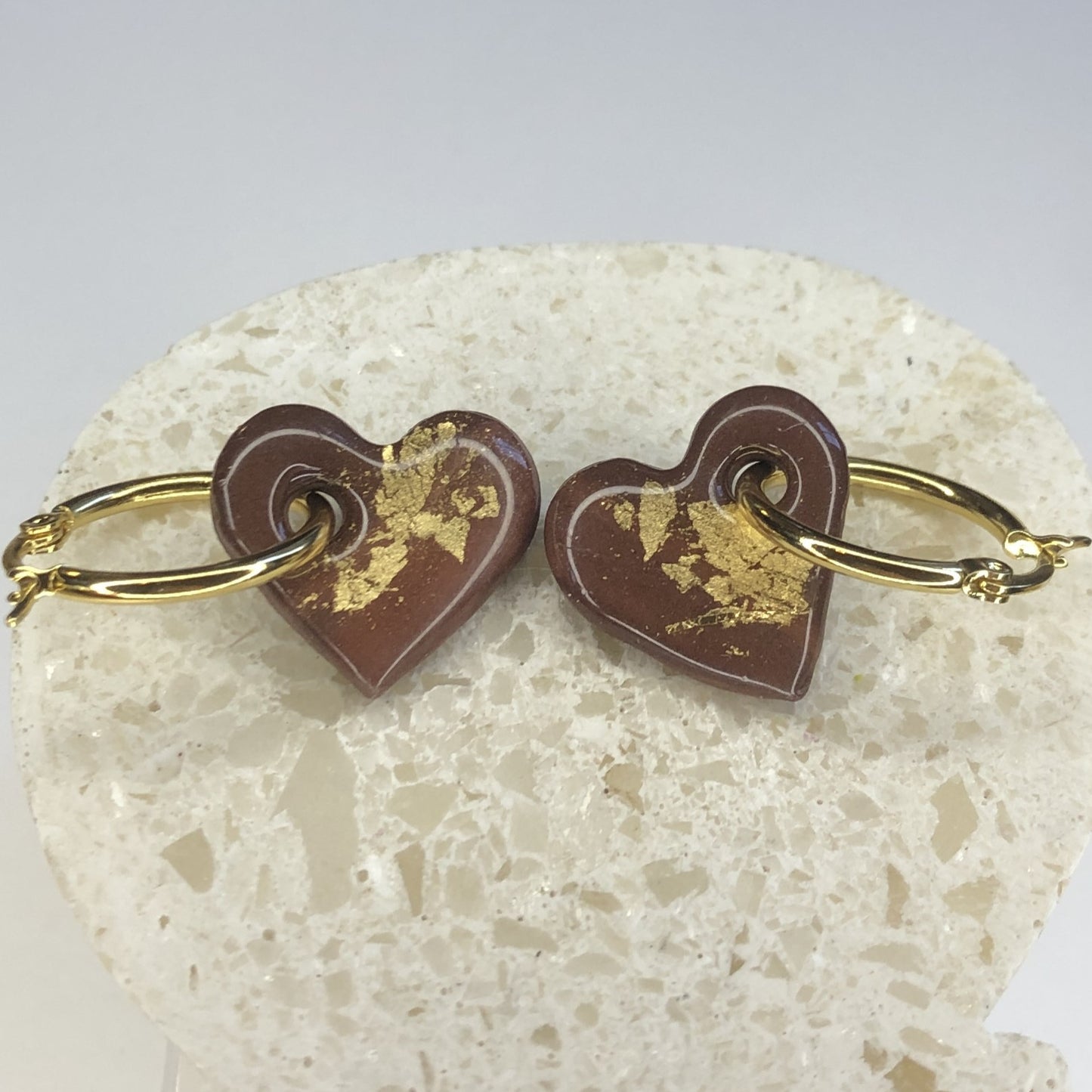 Boucles d'Oreilles Créoles Pampilles Cœurs - Marron Chocolat et Or