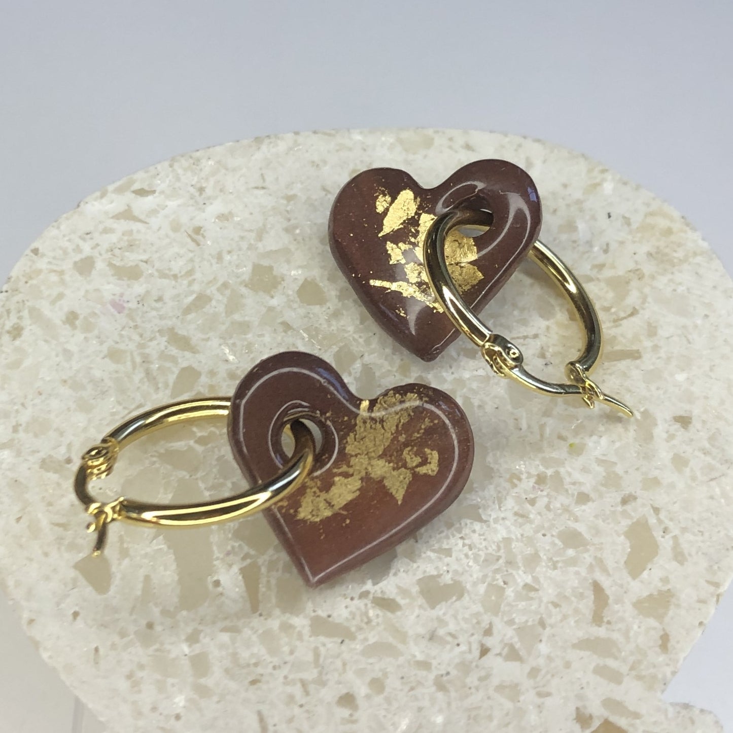 Boucles d'Oreilles Créoles Pampilles Cœurs - Marron Chocolat et Or