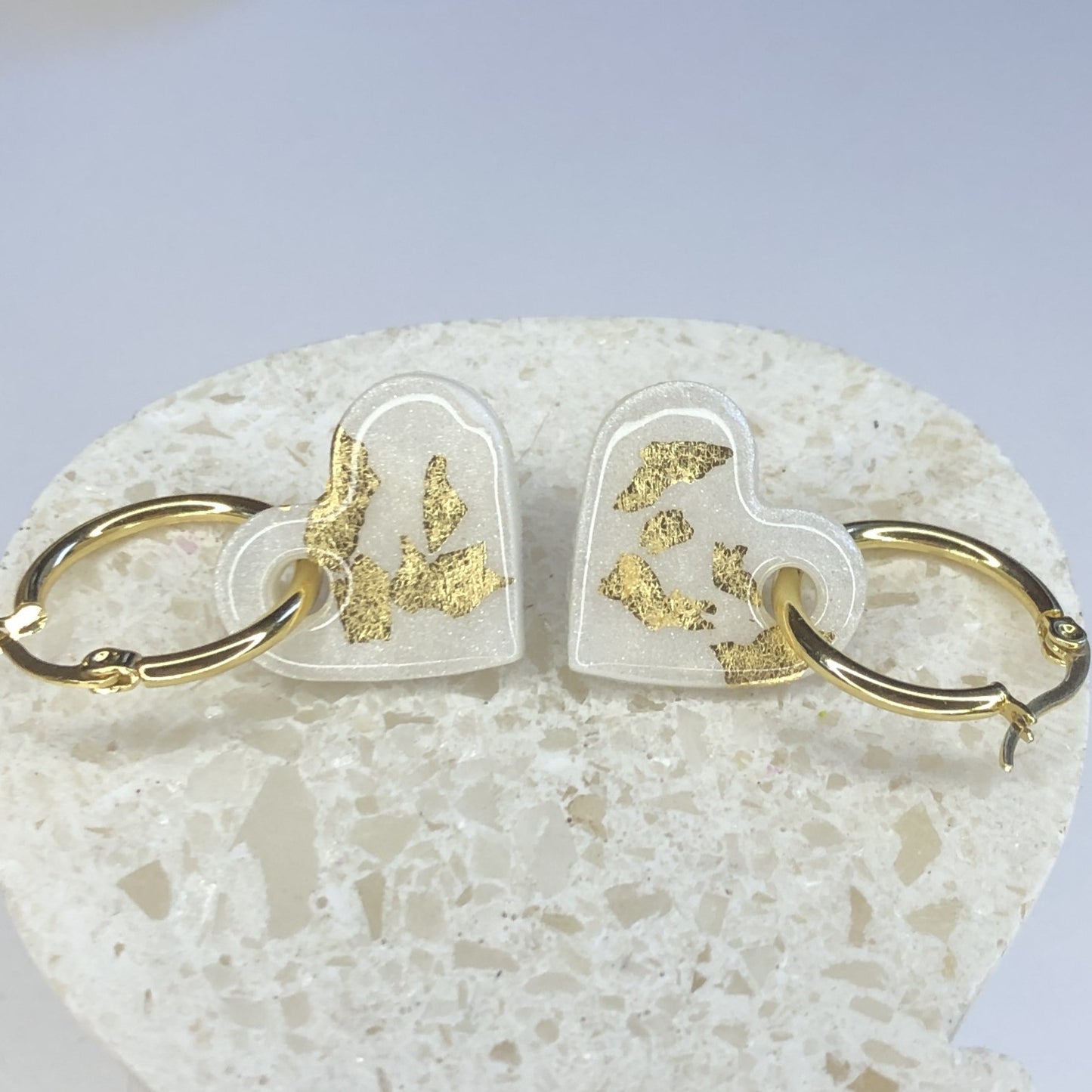 Boucles d'Oreilles Créoles Pampilles Cœurs - Blanc et Or