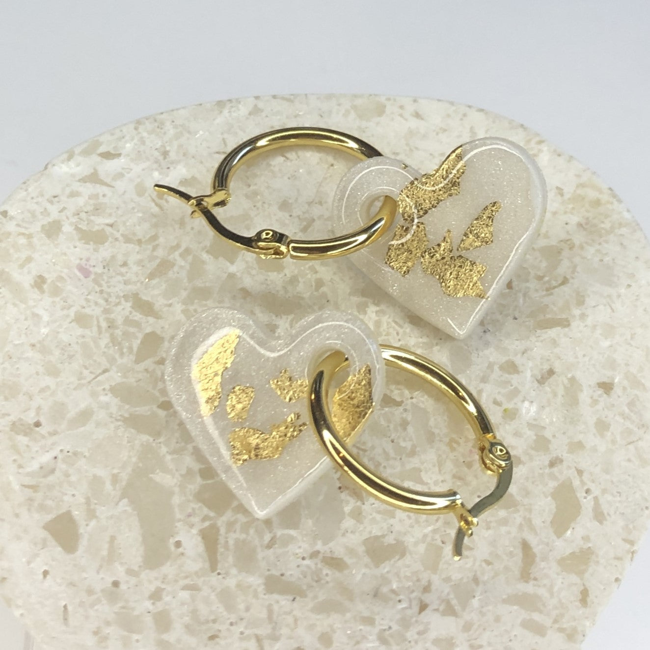 Boucles d'Oreilles Créoles Pampilles Cœurs - Blanc et Or