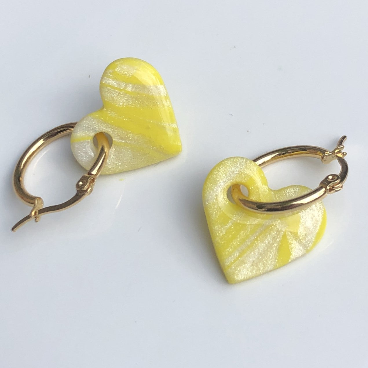 Boucles d'Oreilles Créoles Pampilles Cœurs - Jaune Citron Voilé