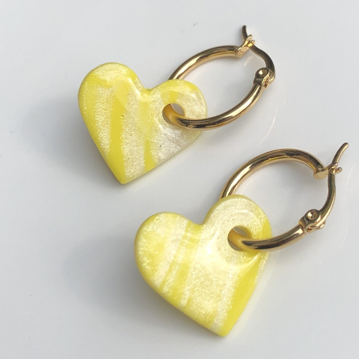 Boucles d'Oreilles Créoles Pampilles Cœurs - Jaune Citron Voilé
