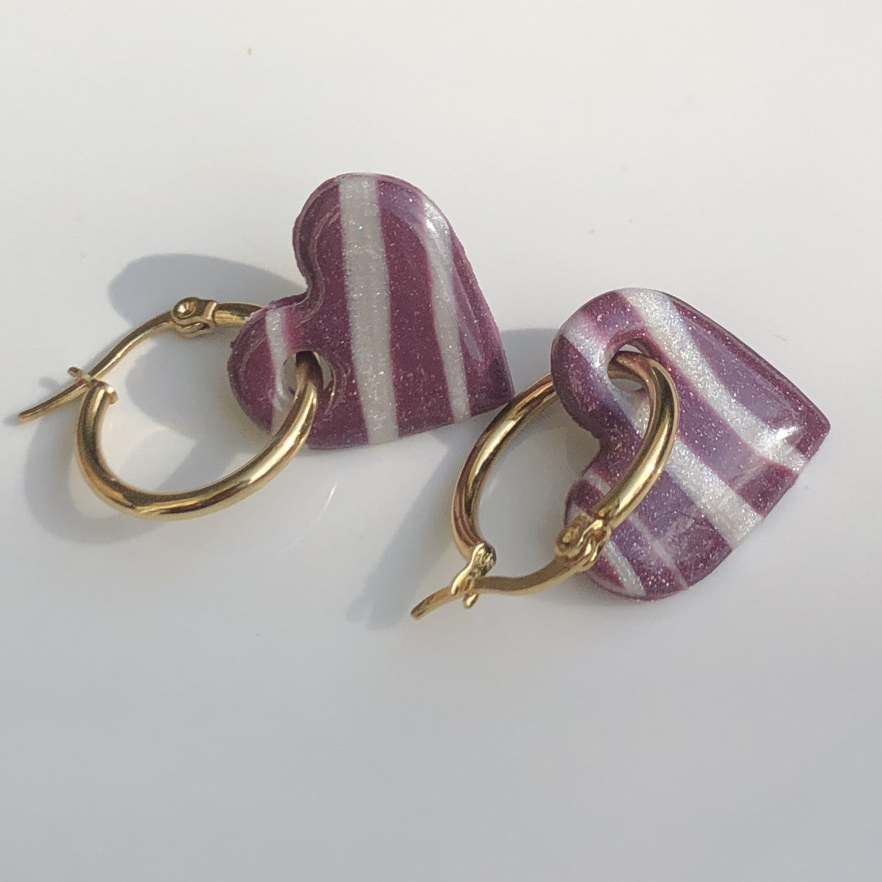 Boucles d'Oreilles Créoles Pampilles Cœurs - Violet Blanc Nacré Rayé