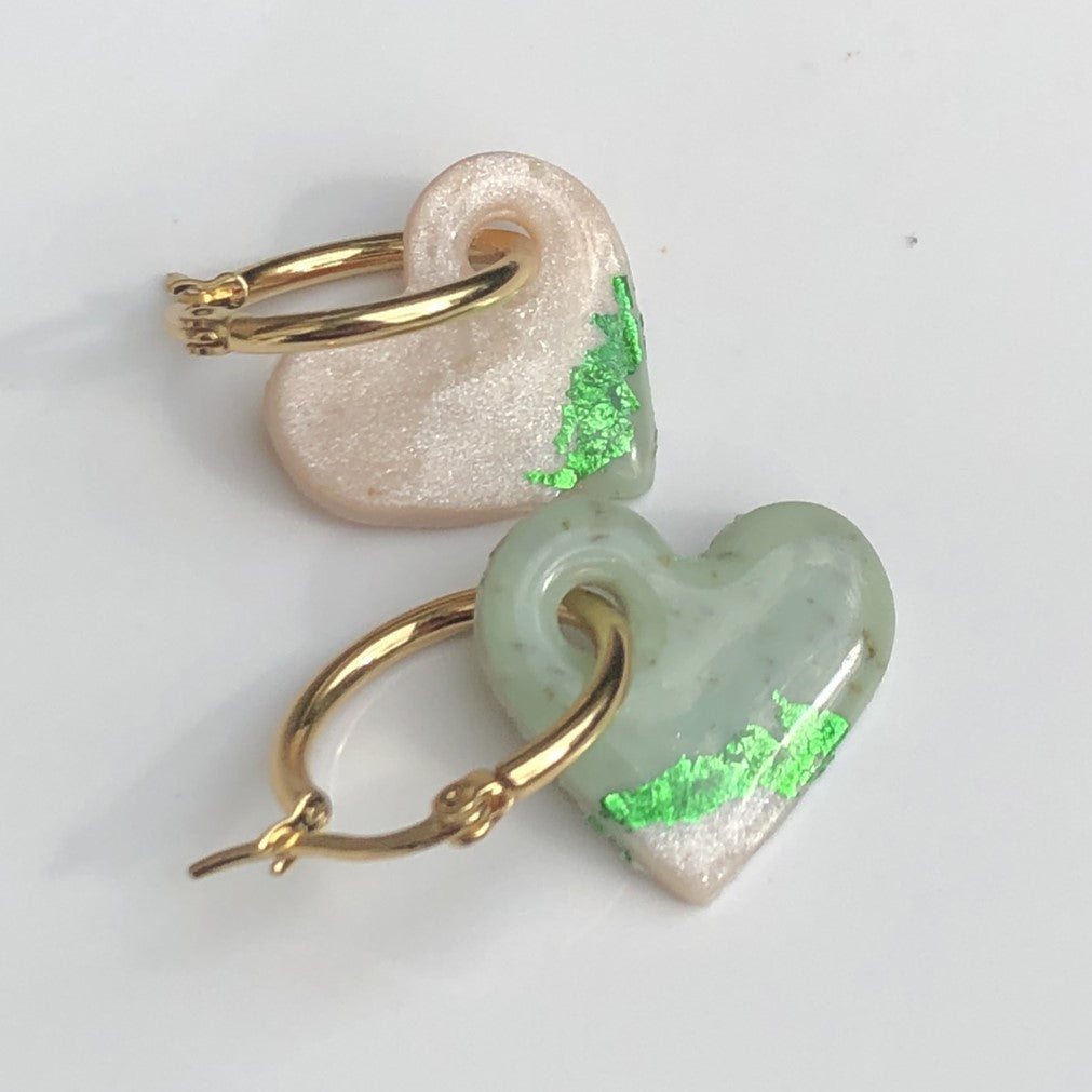 Boucles d'Oreilles Créoles Pampilles Cœurs - Blanc Nacré Vert Botanique Dépareillés