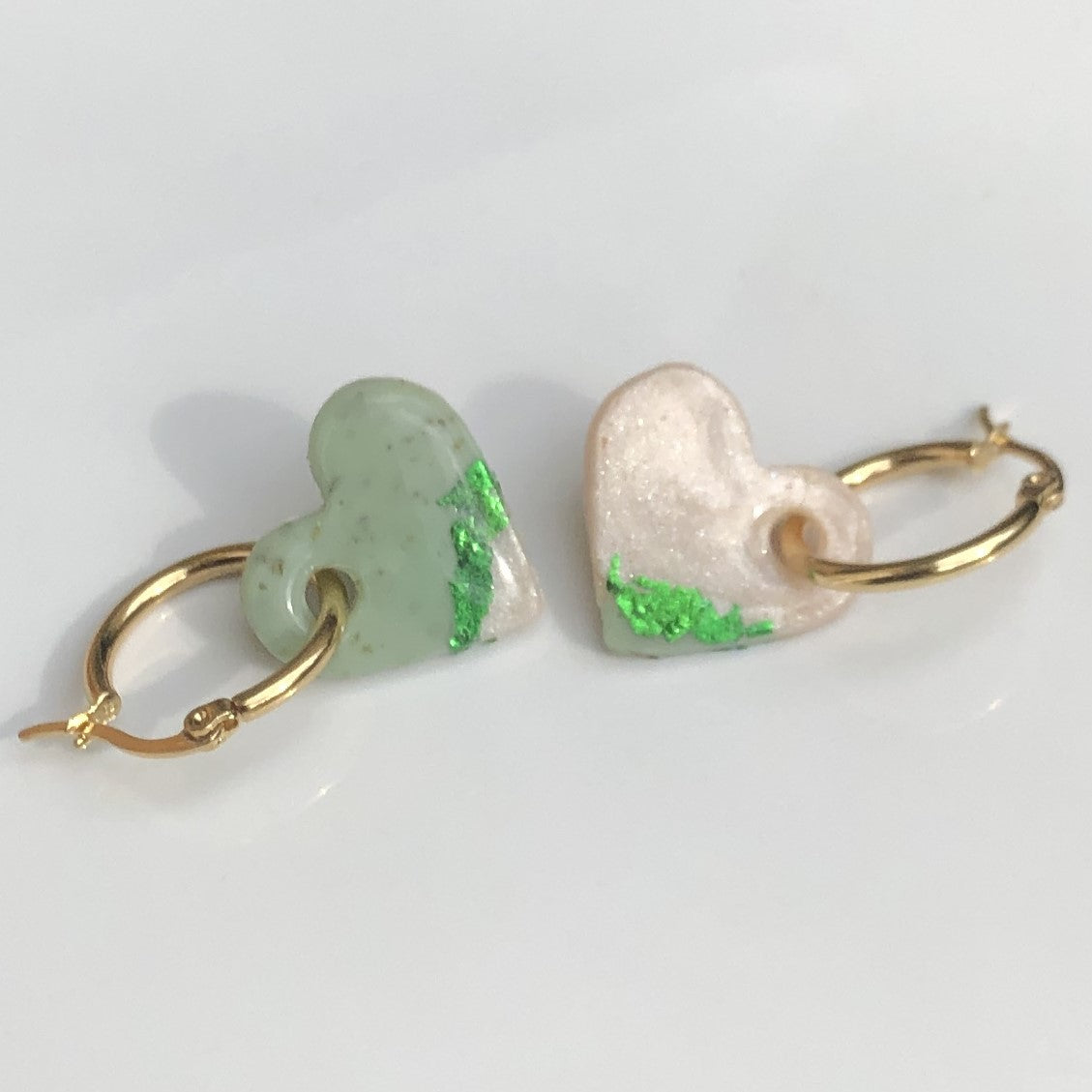 Boucles d'Oreilles Créoles Pampilles Cœurs - Blanc Nacré Vert Botanique Dépareillés