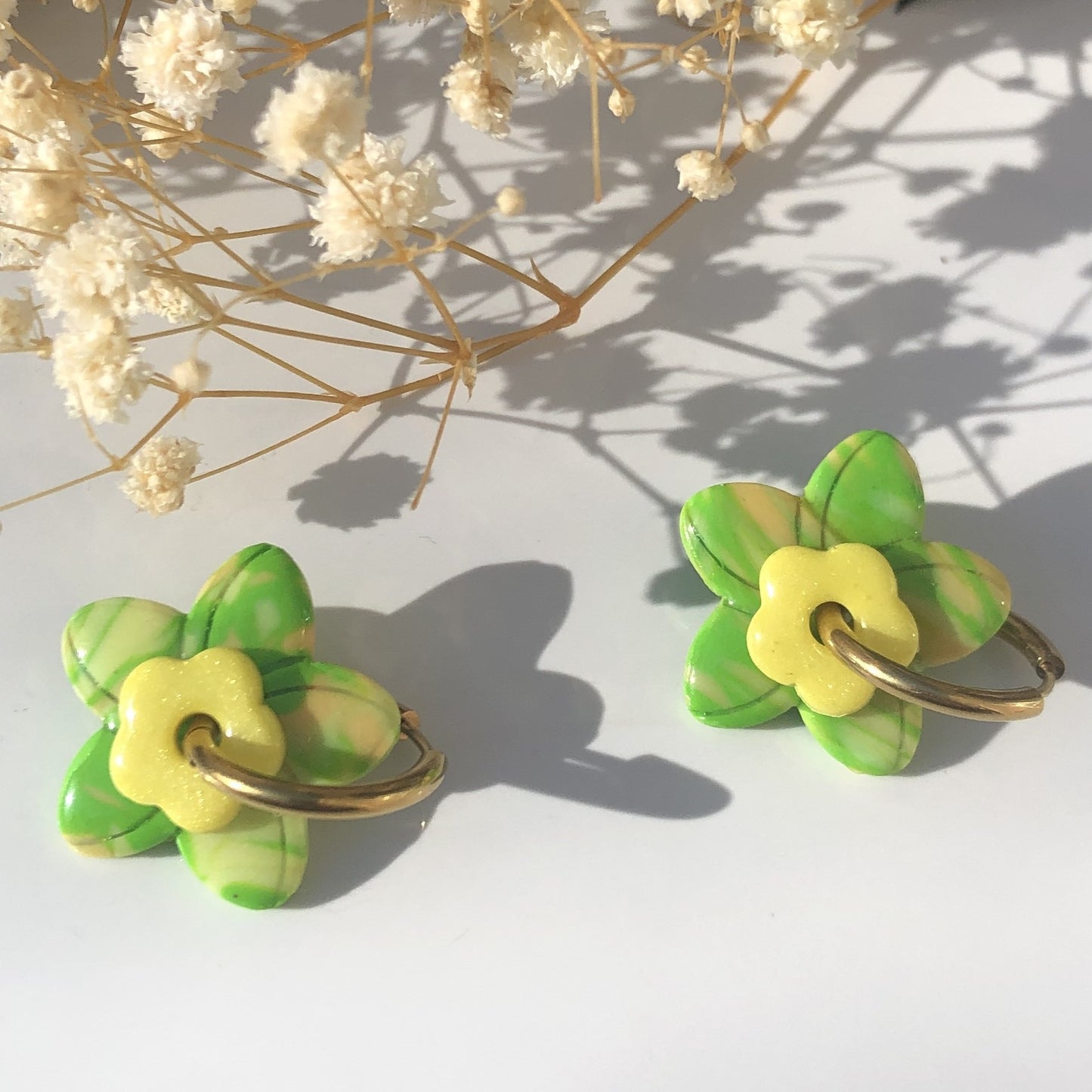Boucles d'Oreilles Créoles Pampilles Fleurs Duo - Vert, Jaune