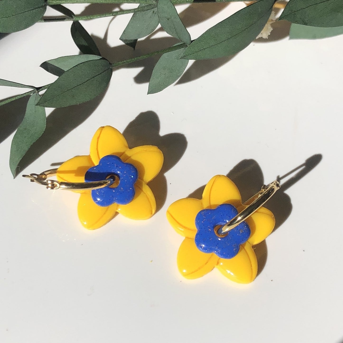 Boucles d'Oreilles Créoles Pampilles Fleurs Duo - Jaune, Bleu