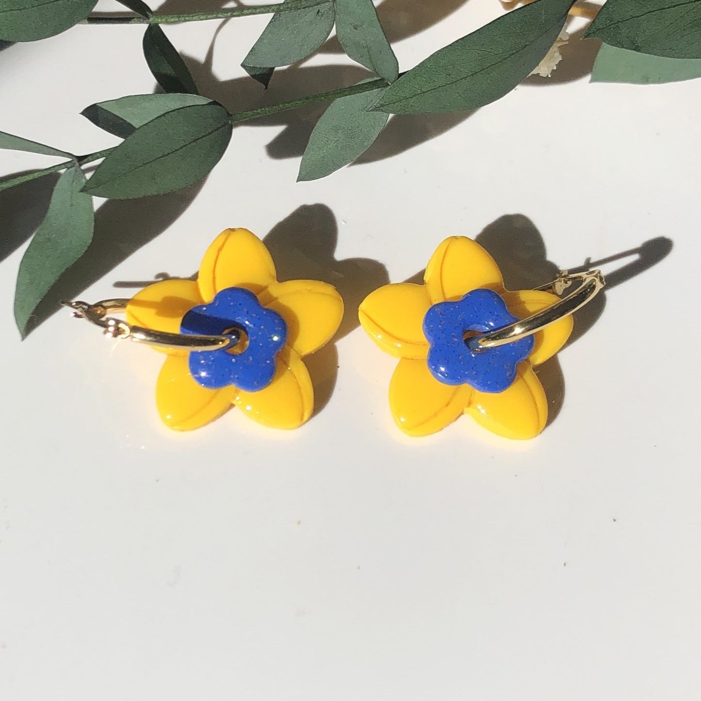Boucles d'Oreilles Créoles Pampilles Fleurs Duo - Jaune, Bleu