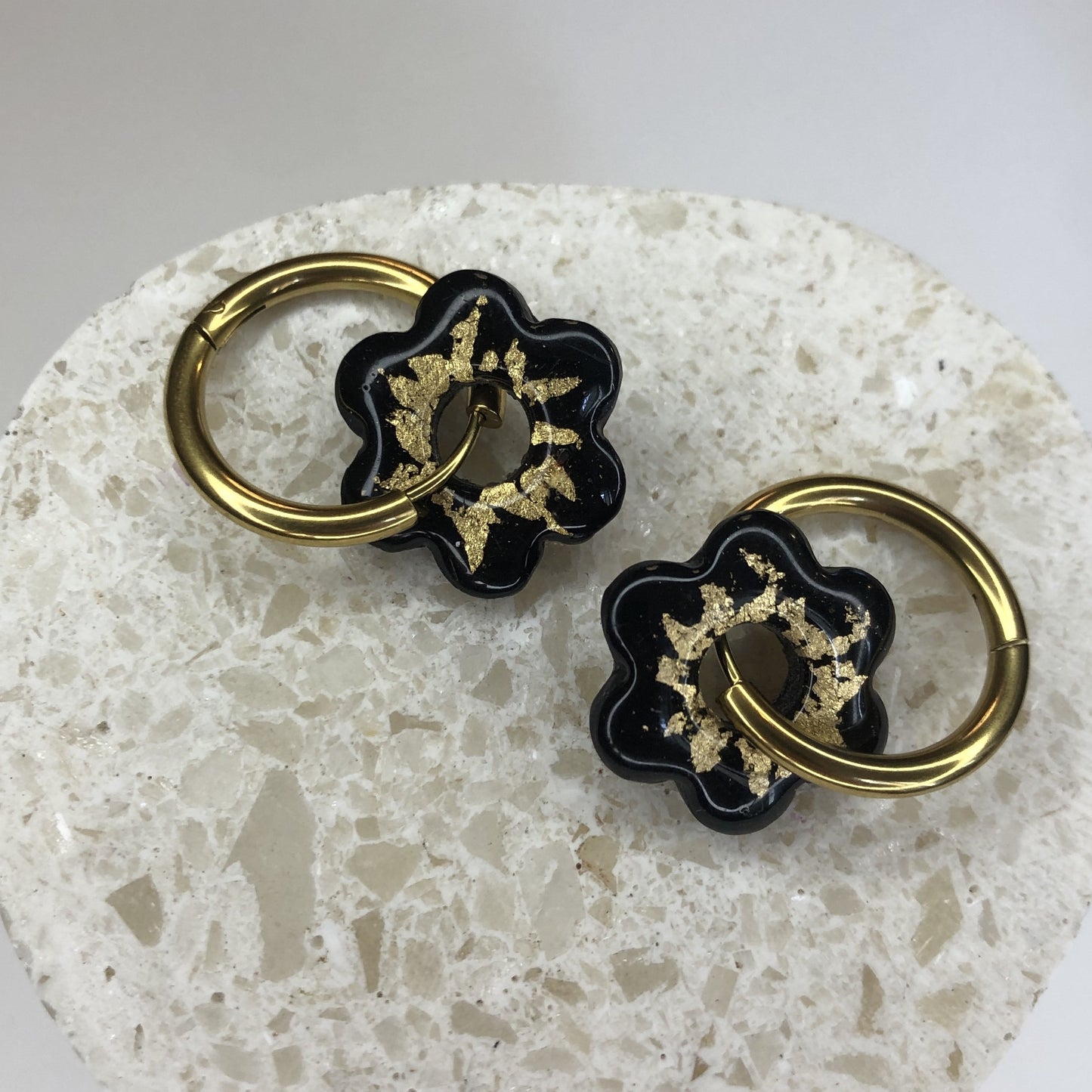 Boucles d'Oreilles Créoles Pampilles Fleurs - Noir et Or